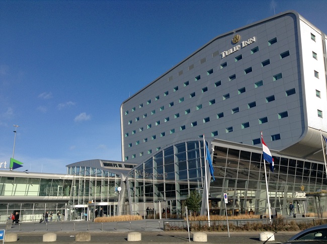 Vertrekhal en hotel Eindhoven Airport