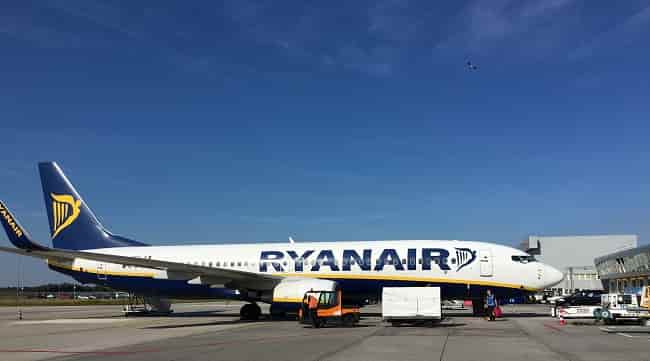 Ryanair vliegtuig op vertrekbaan vliegveld eindhoven