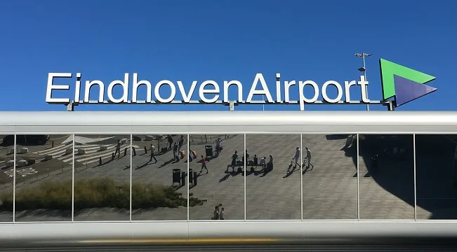 logo op terminal vliegveld eindhoven