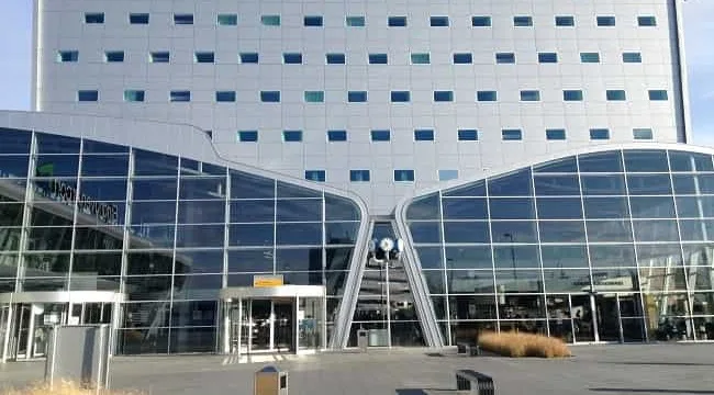 Voorzijde en entree eindhoven airport